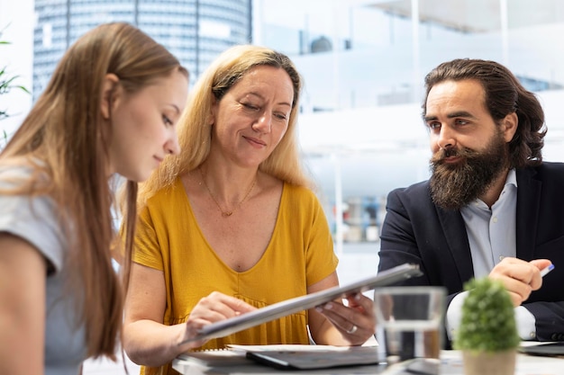 consultant-office-assisting-people-setting-up-living-expenses-plan